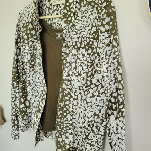 Jones Of New York 2 Pieces Matching T Shirt & Blouse Medium
